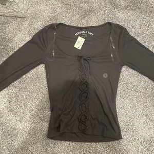 Grey long sleeve rubbed shirt.